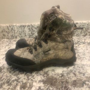 Camo boots with Thinsulate